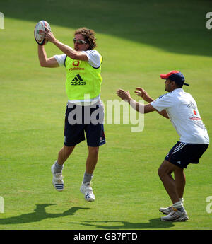 Ryan Sidebottom en Angleterre et Owais Shah jouent au rugby lors d'une séance d'entraînement au stade Nehru à Indore, en Inde. Banque D'Images