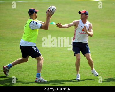 Cricket - England nets Practice - Nehru Stadium.Andrew Flintop (à gauche) et Paul Collingwood jouent au rugby lors d'une séance d'entraînement au Nehru Stadium à Indore, en Inde. Banque D'Images