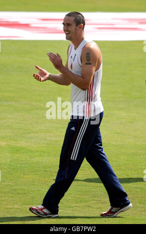 Cricket - England nets Practice - Nehru Stadium.Kevin Pietersen, en Angleterre, sourit lors d'une séance d'entraînement au stade Nehru à Indore, en Inde. Banque D'Images