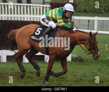 Tony McCoy sur la paille Bear lutte en 2ème place après le pauvre saut au-dessus de la dernière clôture pendant les journaux indépendants novices Steeple Chase pendant l'Open à Cheltenham Racecourse. Banque D'Images