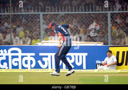 Gautam Gambhir est pris par Stuart Broad (sur la photo) au large du bowling d'Andrew Flintooff pendant la troisième journée internationale au stade Green Park à Kanpur, en Inde. Banque D'Images