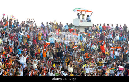 Fans indiens dans les stands pendant la troisième journée internationale au stade Green Park à Kanpur, Inde. Banque D'Images