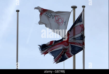 Plus de 300 emplois sont menacés pour le personnel de Hoover.Ce matin, un Hoover en lambeaux et un drapeau d'Union survolent l'usine de la société à Merryr Tydfil, dans le sud du pays de Galles. Banque D'Images