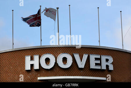 Plus de 300 emplois sont menacés pour le personnel de Hoover.Ce matin, un Hoover en lambeaux et un drapeau d'Union survolent l'usine de la société à Merryr Tydfil, dans le sud du pays de Galles. Banque D'Images