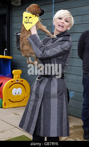 Sarah Harding of Girls Aloud lance l'initiative d'éducation Dogs Trust, en partenariat avec Nintendo, au Dog's Trust à Uxbridge, dans l'ouest de Londres. Banque D'Images