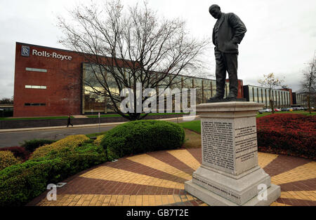 Sir Henry Royce statue devant le siège de Rolls Royce à Moor Lane à Derby, après avoir été annoncé que l'entreprise prévoit de supprimer jusqu'à 2,000 emplois dans le monde entier, dont 140 au Royaume-Uni, après avoir examiné l'impact des « incertitudes » économiques actuelles. Banque D'Images