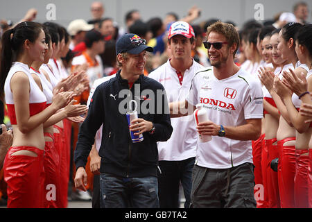 Jenson Button de Honda Racing (à droite) avec Sebastian Vettel de Toro Rosso devant le Grand Prix de Formule 1 Sinopec au circuit international de Shanghai, en Chine. Banque D'Images