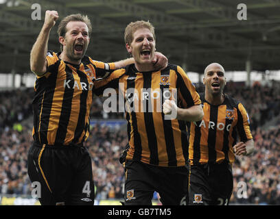 Michael Turner (au centre) de Hull City célèbre son but avec Ian Ashbee (à gauche) lors du match de la Barclays Premier League au KC Stadium de Hull. Banque D'Images