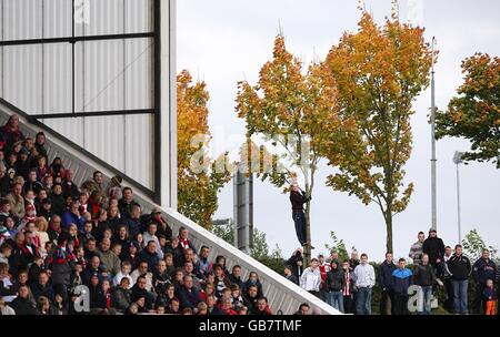 Football - Barclays Premier League - Stoke City / Tottenham Hotspur - Britannia Stadium.Les fans regardent l'action depuis les stands et depuis les positions de changement de vitesse sur la banque surplombant Banque D'Images