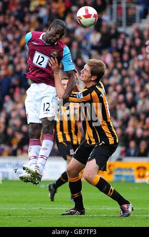 Carlton Cole de West Ham United (à gauche) et Michael Turner de Hull City se battent pour le ballon. Banque D'Images