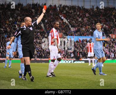 Football - Barclays Premier League - Stoke City / Tottenham Hotspur - Britannia Stadium.L'arbitre Lee Mason (l) montre la carte rouge à Michael Dawson de Tottenham Hotspur Banque D'Images