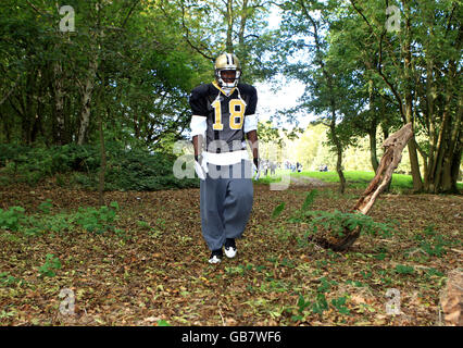 NFL - International Series - New Orleans Saints / San Diego Chargers - entraînement - The Grove Hotel.Le large Receiver Terrance Copper des Saints de la Nouvelle-Orléans revient à l'hôtel après l'entraînement Banque D'Images