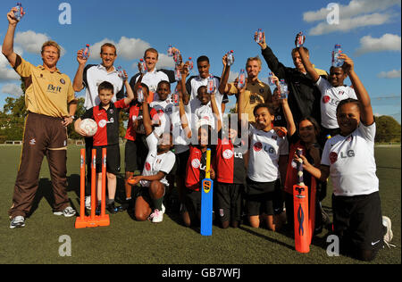 Football - Fulham Community Day - Motspur Park.Le Brede Hangeland de Fulham, Julian Gray, Mark Schwarzer et Adrian Leijer font la promotion du projet ECHO avec Jonny Batty et Laurie Evans de Surrey Banque D'Images