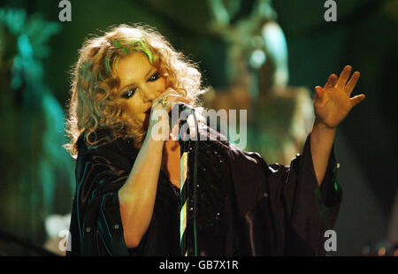 POUR UNE FOIS EN LIAISON AVEC LE BBC ELECTRIC PROMS. Alison Goldfrapp se produit pendant la BBC Electric Proms 2008, à Cecil Sharp House, Regents Park Road, au nord de Londres. Banque D'Images