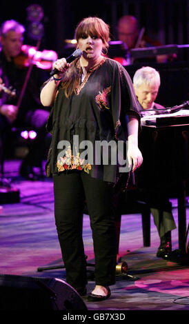 Adele se présentant avec Burt Bacharach et le BBC concert Orchestra, pour lancer la série BBC Electric Proms, au Roundhouse, Chalk Farm Road, au nord de Londres. Banque D'Images