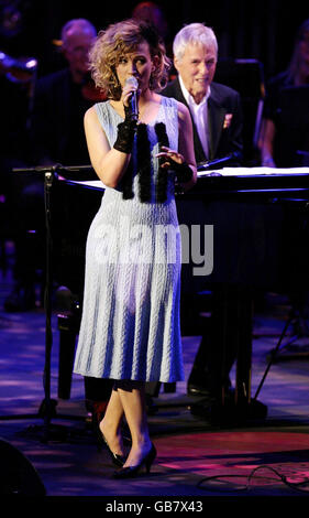 Beth Rowley en concert avec Burt Bacharach et le BBC concert Orchestra, pour lancer la série BBC Electric Proms, au Roundhouse, Chalk Farm Road, au nord de Londres. Banque D'Images