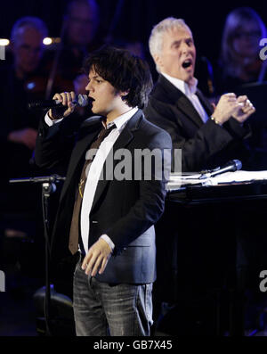 Jamie Cullum, qui joue avec Burt Bacharach et le BBC concert Orchestra, pour lancer la série BBC Electric Proms, au Roundhouse, Chalk Farm Road, au nord de Londres. Banque D'Images