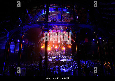 Burt Bacharach en concert avec le BBC concert Orchestra, pour lancer la série BBC Electric Proms, au Roundhouse, Chalk Farm Road, au nord de Londres. Banque D'Images