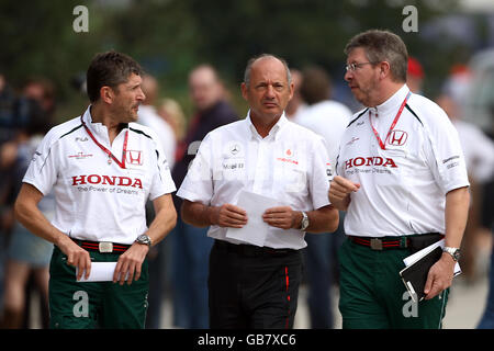 Nick Fry, Directeur général de l'écurie Honda Racing F1 Team (l) et Ross Brawn, Directeur général de l'écurie de F1 (r), ont eu une discussion avec Ron Dennis, Directeur général de l'écurie Vodafone McLaren Mercedes, lors du Grand Prix chinois de Formule 1 Sinopec au circuit international de Shanghai, en Chine. Banque D'Images