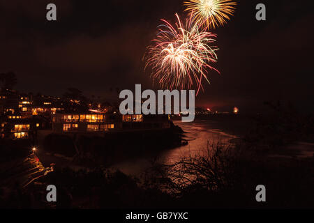 Laguna Beach, Californie, le 4 juillet 2016 : Laguna Beach d'artifice / City Lights sur la quatrième de juillet, fête Banque D'Images