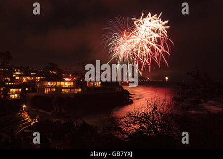 Laguna Beach, Californie, le 4 juillet 2016 : Laguna Beach d'artifice / City Lights sur la quatrième de juillet, fête Banque D'Images