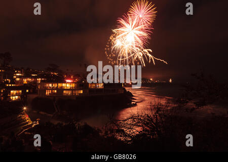 Laguna Beach, Californie, le 4 juillet 2016 : Laguna Beach d'artifice / City Lights sur la quatrième de juillet, fête Banque D'Images