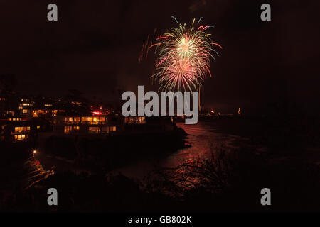 Laguna Beach, Californie, le 4 juillet 2016 : Laguna Beach d'artifice / City Lights sur la quatrième de juillet, fête Banque D'Images