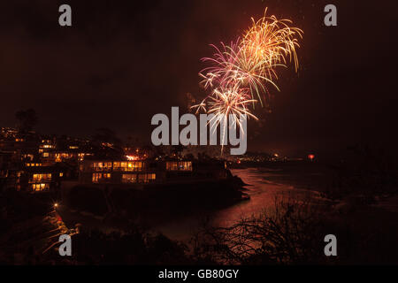 Laguna Beach, Californie, le 4 juillet 2016 : Laguna Beach d'artifice / City Lights sur la quatrième de juillet, fête Banque D'Images