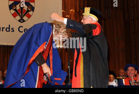 Sir Bob Geldof est nommé doctorat honorifique par l'Université de l'est de Londres, au Barbican Centre à l'est de Londres. Banque D'Images