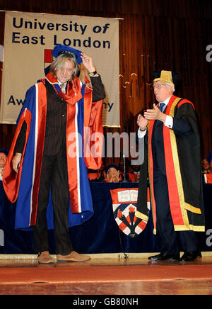 Sir Bob Geldof est nommé doctorat honorifique par l'Université de l'est de Londres, au Barbican Centre à l'est de Londres. Banque D'Images