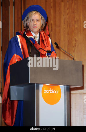 Sir Bob Geldof est nommé doctorat honorifique par l'Université de l'est de Londres, au Barbican Centre à l'est de Londres. Banque D'Images