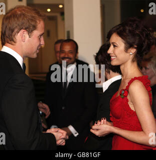 Le Prince William (à gauche) de Grande-Bretagne rencontre l'actrice ukrainienne Olga Kurylenko lors de la première mondiale de 'Quantum of Solace' sur la place Odeon Leicester dans le centre de Londres. Banque D'Images