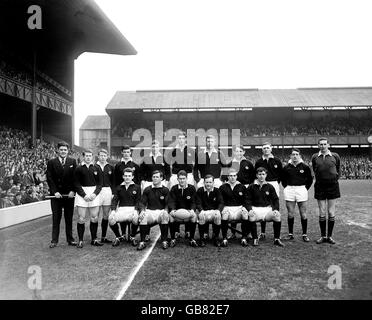 Groupe de l'équipe d'Écosse : (au dernier rang, l-r) juge du toucher RS Waddell, Robert Welsh, David Whyte, Jock Turner, Jim Telfer, Peter Stagg, William Hunter, John MacDonald, Derrick Grant, Ian McCrae; (Première rangée, l-r) Stewart Wilson, David Rollo, James Fisher, Ian Loughland, Sandy Hinshelwood, Frank Laidlaw Banque D'Images