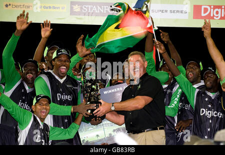 Sir Allen Stanford (à droite) et le capitaine Chris Gayle des Stanford Superstars célèbrent avec le trophée du match après avoir battu l'Angleterre lors du match de la Stanford Super Series au Stanford Cricket Ground, Coolidge, Antigua. Banque D'Images