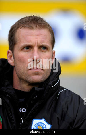 Mike Stowell, entraîneur de gardien de but de Leicester City, regarde pendant le match de la Coca-Cola League One au stade Walkers, à Leicester. Banque D'Images