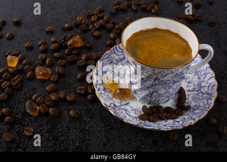 Les grains de café et la Chine tasse de café. Tasse à café. Le café fort. Tasse à café. Le café du matin. Tasse de café. Pause café. Banque D'Images