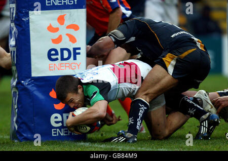 Rugby Union - EDF Energy Cup - Worcester Warriors v Harlequins - Sixways Stadium.SEB Stegmann plonge pour marquer la deuxième tentative de Harlequins pendant le match de la coupe de l'énergie EDF au Sixways Stadium de Worcester. Banque D'Images