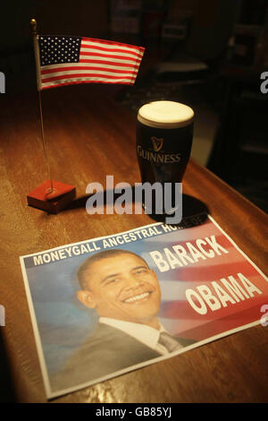 Une affiche de Barack Obama, un espoir présidentiel américain, dans le pub Ollie Hayes, dans le petit village de Moneygall, dans Co. Offaly, la maison ancestrale d'Obama, découverte par des archives d'église. Banque D'Images