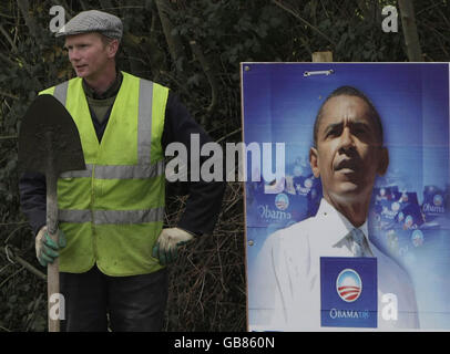 Un employé du conseil se trouve à côté d'un signe de l'espoir présidentiel américain Barack Obama, dans le petit village de Moneygall, dans Co. Offaly, la maison ancestrale d'Obama, découvert par les archives de l'église. Banque D'Images