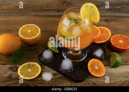 Les agrumes frais verre sur fond de bois. Cocktail de fruits. Boisson aux fruits. Fruit Lemonade. Boisson d'été limonade d'agrumes Banque D'Images