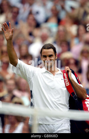 Tennis - Wimbledon 2003 - semi-finale, Andy Roddick contre Roger Federer.Roger Federer, de Suisse, remercie la foule pour son soutien après avoir battu Andy Roddick des États-Unis pour atteindre la finale de Wimbledon 2003 Banque D'Images