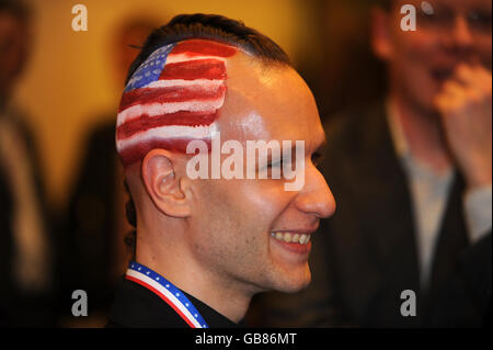 Un gardien de parti pendant le Parti électoral présidentiel de l'ambassade américaine à l'ambassade américaine de Grosvenor Square, dans le centre de Londres. Banque D'Images