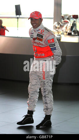 Lewis Hamilton, champion du monde de Formule 1 britannique, arrive au siège de McLaren à Woking. Banque D'Images