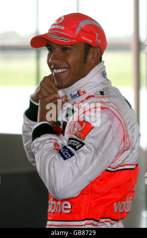 Lewis Hamilton retourne au Royaume-Uni.Lewis Hamilton, champion du monde de Formule 1 britannique, arrive au siège de McLaren à Woking Banque D'Images