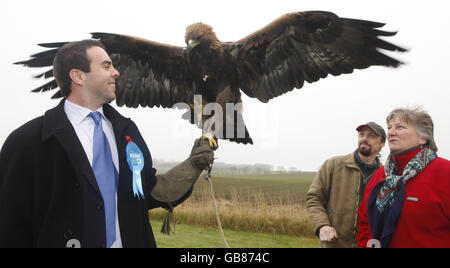 Maurice Golden (à gauche), candidat à l'élection partielle du parti conservateur Glenrothes, et Annabel Goldie, chef du parti conservateur écossais, lors d'une visite à Elite Falconry près de Kirkcaldy. Banque D'Images