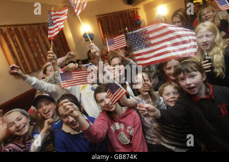 Un groupe d'écoliers applaudissent Barack Obama lors d'une célébration en prévision de la victoire au pub d'Ollie Hayes dans le village de Moneygall à Co Offaly. Banque D'Images