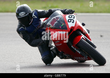 Motocyclisme - Championnat britannique de Superbike - Rockingham. Bob Collins en action Banque D'Images