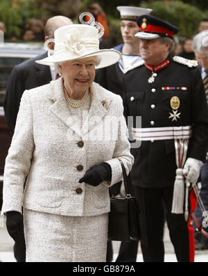 La reine Elizabeth II de Grande-Bretagne arrive pour une visite à la London School of Economics and Political Science (LSE) pour ouvrir le nouveau bâtiment académique de huit étages. Banque D'Images