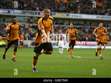 Michael Kanderers, de Wolverhampton Wanderers, célèbre son premier but lors du match de championnat Coca-Cola à Molineux, Wolverhampton. Banque D'Images