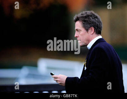 L'acteur britannique Hugh Grant est photographié au cours de la course de Sandown Park pendant la journée des messieurs. Banque D'Images